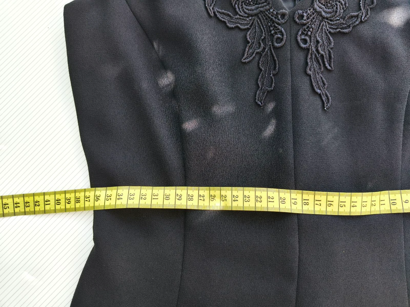 Vestido curto preto "Rosas Rojas" com guipur e gaze – photo 11